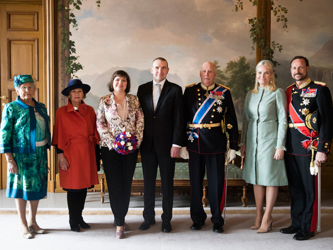 Prinsesse Astrid, Kongeparet, Presidentparet og Kronprinsparet samlet til offisiell fotografering i Fugleværelset. Foto: Berit Roald, NTB scanpix